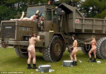 Chicas desnudas lavando un camion de guerra