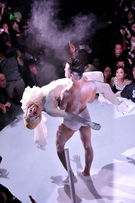 Lady GaGa sobe los brazos de un bailarin