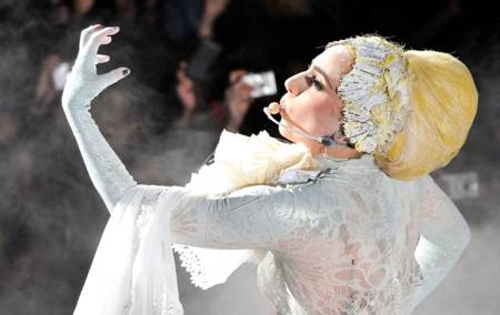 Lady GaGa cantando inspirada
