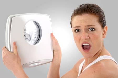 Mujer enojada por no poder bajar de peso