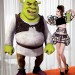 Shrek al lado de una sexy modelo provocativa mostrando sus piernas