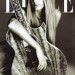 Taylor Swift con pelo lacio abrazando una guitarra electroacustica