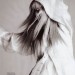 Taylor Swift jugando con sus manos y cabello para la foto en blanco y negro