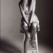 Taylor Swift posando sentada en tono inocente para elle magazine