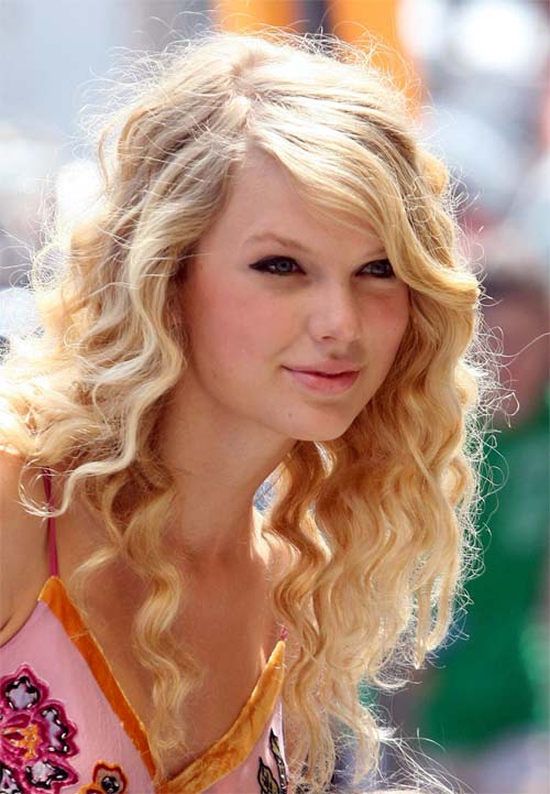 Taylor Swift vestida de verano, con su mirada tierna y especial