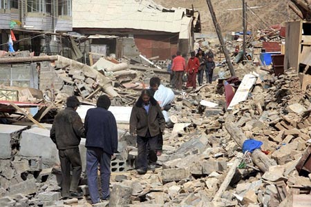 Calles cubiertas de bloques por el terremoto en China