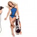 Brooklyn Decker con un traje de baño azul muy fashion