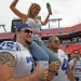 Inés Sainz feliz en los brazos de futbolistas