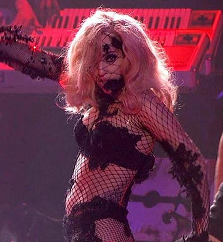 Lady GaGa bailando de forma bizarra