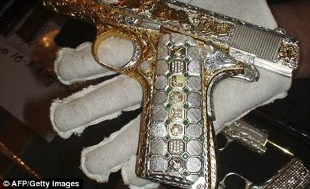 Pistola preciosa llena de diamantes