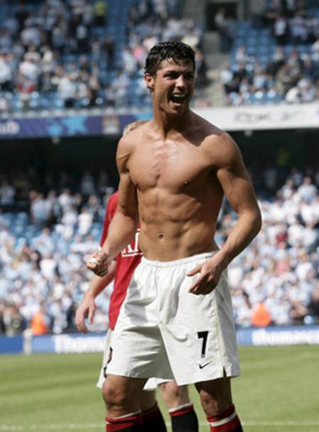 Sexy Cristiano Ronaldo celebrando en un partido