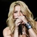 Shakira tocando la armonica