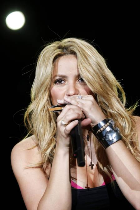 Shakira tocando la armonica