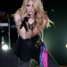 Shakira de rodillas y apasionada mientras canta en el escenario