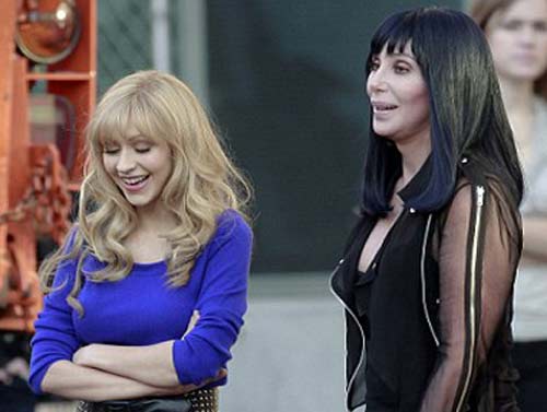 Christina Aguilera y Cher platicando en el set de grabación