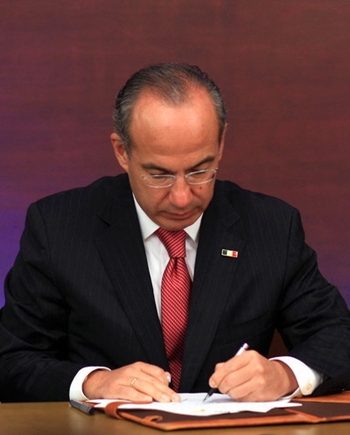 Calderón elimina la tenencia mediante firma de decreto