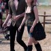 Emma Watson caminando con su novio Emma Watson caminando con su novio por el pasto