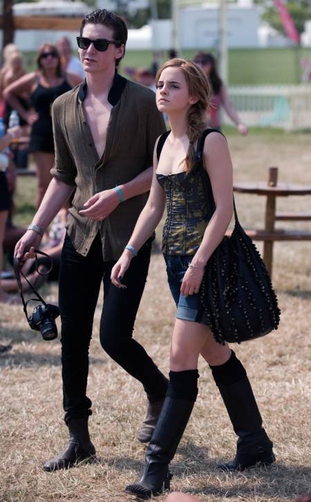 Emma Watson caminando con su novio por el pasto