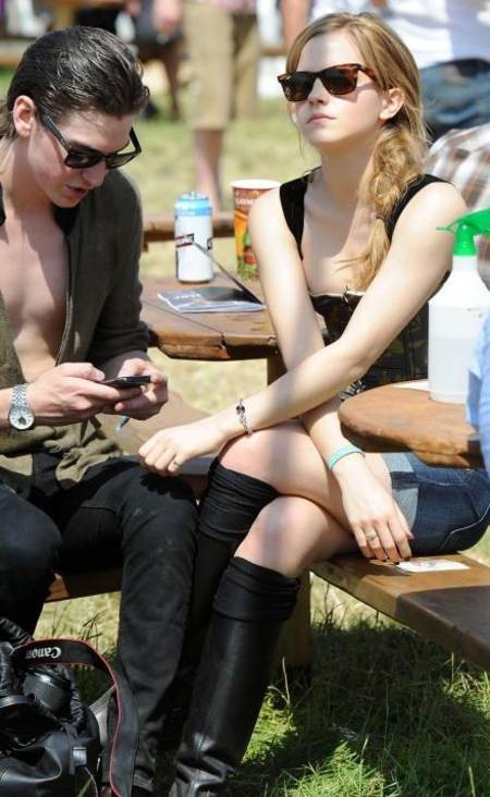 Emma Watson con gafas de sol a lado de su novio