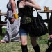 Emma Watson con un bolso grande Emma Watson con un bolso grande y un vaso en la mano