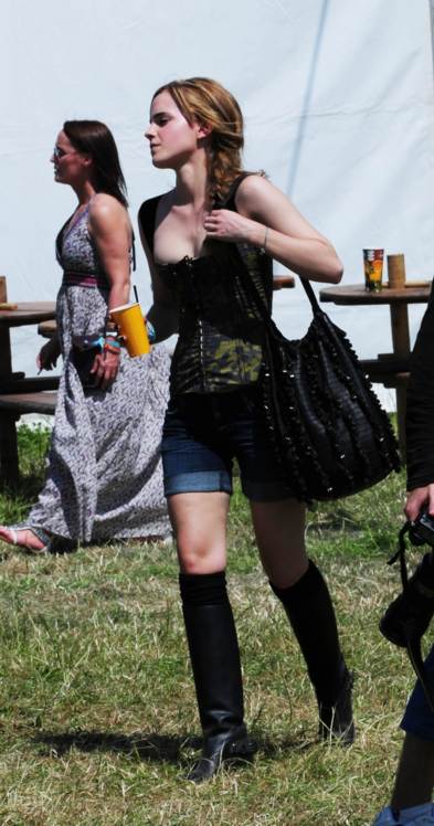 Emma Watson con un bolso grande y un vaso en la mano