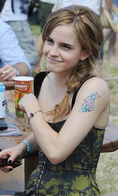 Emma Watson sonriente mientras descanza