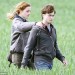 Hermione y Harry caminando angustiados por el pasto