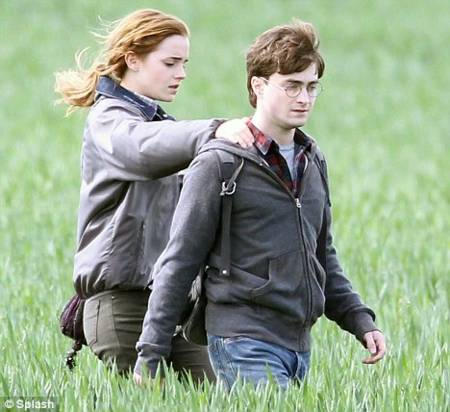 Hermione y Harry en el pasto Hermione y Harry caminando angustiados por el pasto