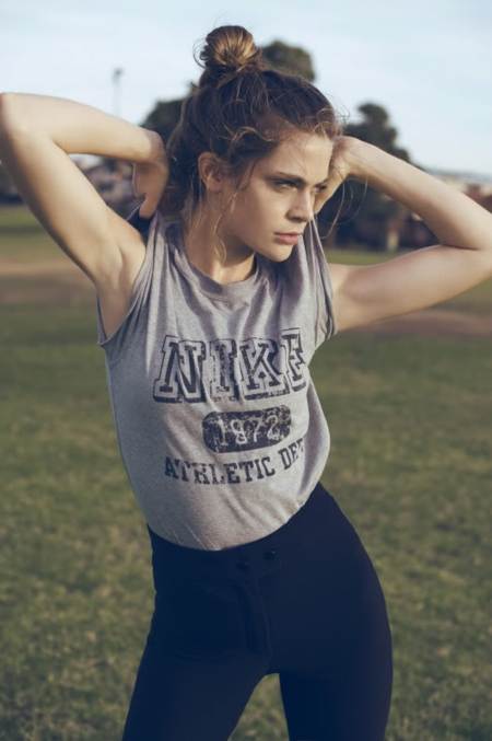 Hope Watson con camiseta nike y un pantalon de licra