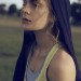 Hope Watson con camisetas de deporte y chaqueta