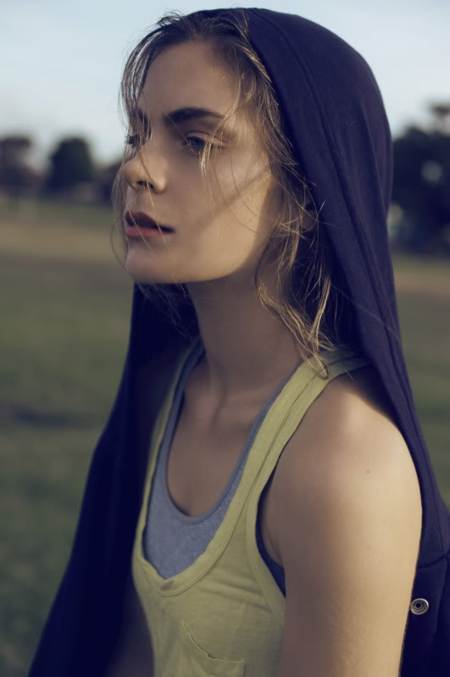 Hope Watson con camisetas de deporte Hope Watson con camisetas de deporte y chaqueta