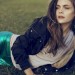 Hope Watson con chaqueta y shorts de color verde brillante