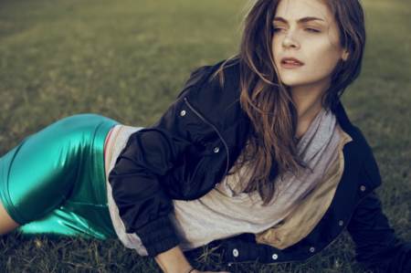 Hope Watson con chaqueta y shorts Hope Watson con chaqueta y shorts de color verde brillante