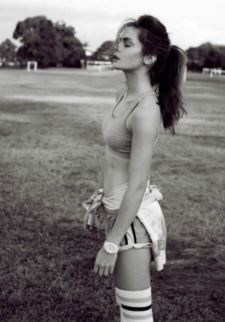 Hope Watson en el campo de futbol con ropa deportiva