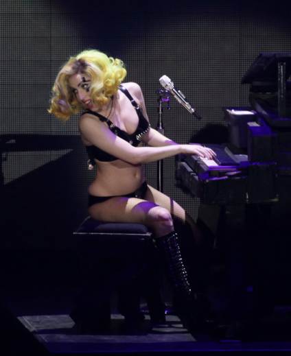 Lady GaGa tocando el piano Lady GaGa tocando el piano como solo ella lo hace