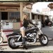 Marisa Miller sensual sobre una moto Harley Davidson