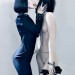 Megan Fox tratando de besar a un maniqui de forma muy sensual