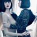 Megan Fox con un look fashion y sensual sosteniendo a un maniqui