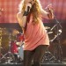 Paulina Rubio con una pose mientras canta
