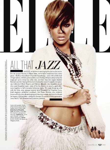 Rihanna con un look tribal en color blanco