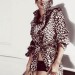 Rihanna posando con chaqueta de leopardo