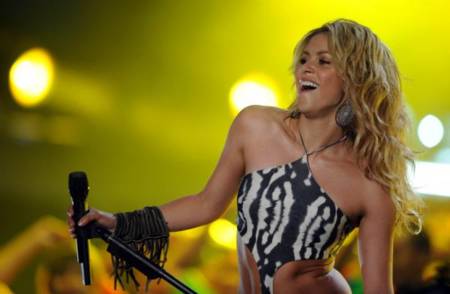 Shakira cantando sexy mientras mueve la cadera