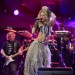 Shakira con un look tribal mientras canta en Sudáfrica