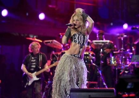 Shakira con un look tribal mientras canta en Sudáfrica