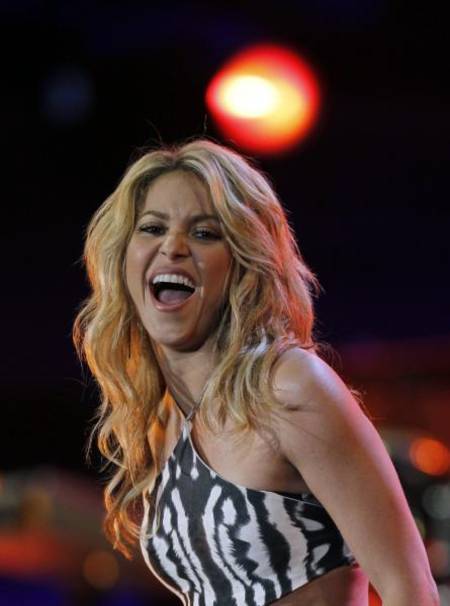 Shakira gruñiendo en su presentación en vivo