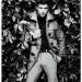 Taylor Lautner con una chaqueta fashion posando muy varonil