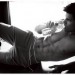 Taylor Lautner mostrando el torso desnudo mientras toma agua