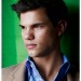 Taylor Lautner con una mirada profunda con un look casual