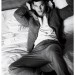 Taylor Lautner acostado en la cama con una pose seductora