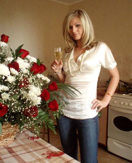 Anna Fermanova brindando con una copa